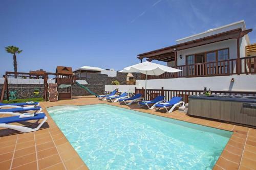Villa Bandera With Private Heated Pool And Childrens Play Area