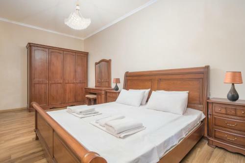 Central Yerevan 3 Bedrooms Premium Apartment Small Center