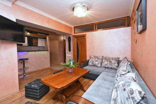 Yerevan Center Apartment By Full House