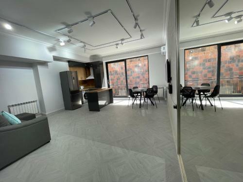 Andranik's City Center Apartment