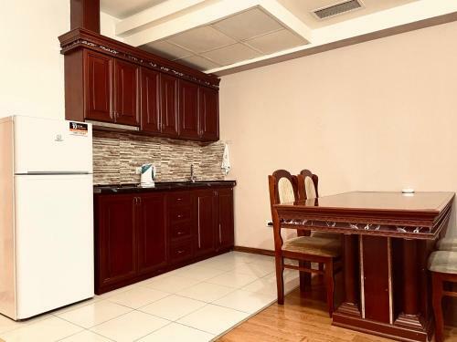 Emily's Apartments: No 21, Small Center