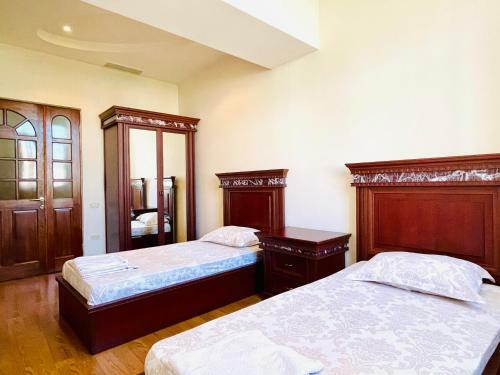 Emily's Apartments: No 21, Small Center