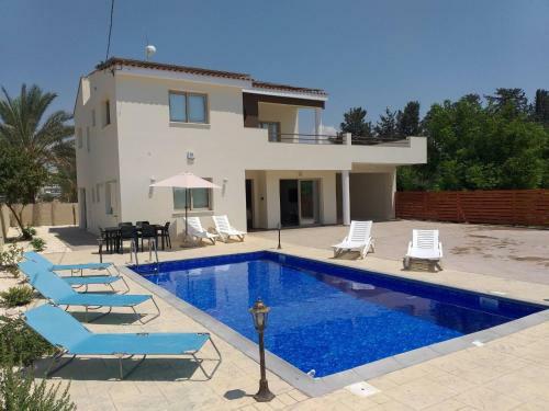 New Modern 4 Bed Villa Near Beach In Paphos