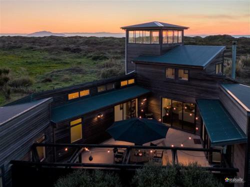 Idyllic Ocean Front Beach House - Waikawa Beach