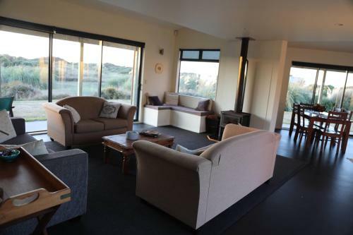 Idyllic Ocean Front Beach House - Waikawa Beach