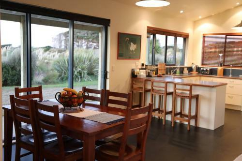 Idyllic Ocean Front Beach House - Waikawa Beach