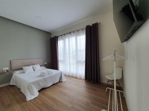 Redondela Apartments - Bedroom, Bathroom & Kitchen