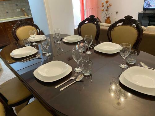 Apartamento Modern And Classic 2-bedroom Unit Apt. In Tirana