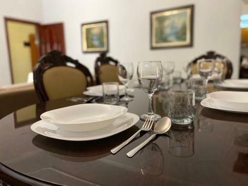 Apartamento Modern And Classic 2-bedroom Unit Apt. In Tirana