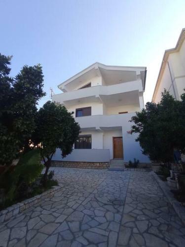Lovely Modern Apartment(2 Beds+2 Baths) In A Villa
