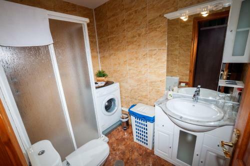 Cottage With Jacuzzi And Fireplace In The Room