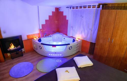 Cottage With Jacuzzi And Fireplace In The Room