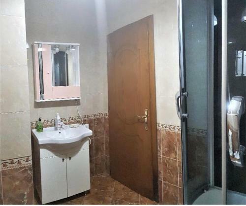 Friendly Apartment In Komuna E Parisit (lulishtja)