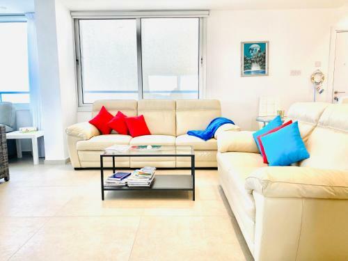 Apartamento Panoramic Seaside Getaway, 2-br Penthouse