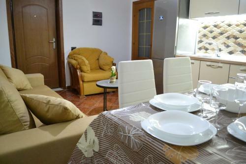 Kela's Central 5 Bd Apartment