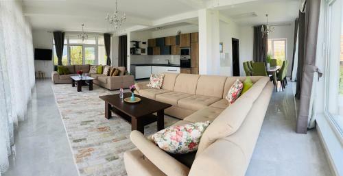 Al Qasr Luxury Villas