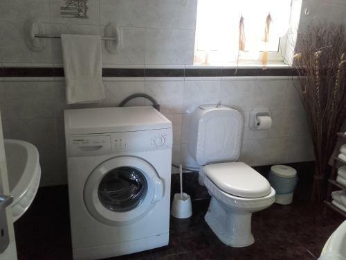 Village Corner 3 Bedroom Apartment With Garage