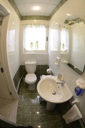 Village Corner 3 Bedroom Apartment With Garage