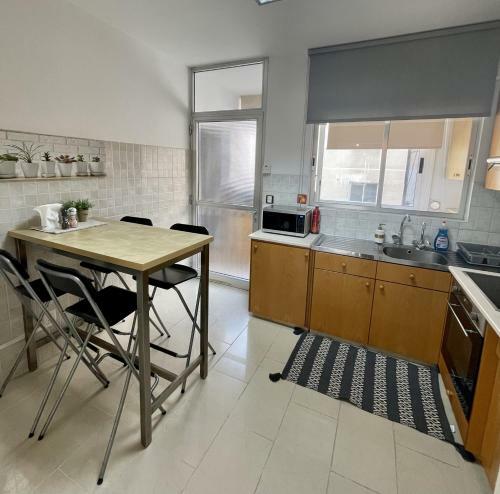 Beautiful 2-bedroom Apartment By The Sea!