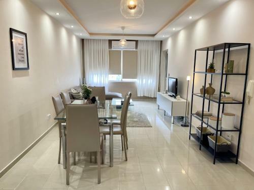 Beautiful 2-bedroom Apartment By The Sea!
