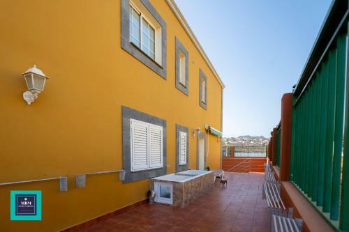 In�s Apartment, Monta�a La Data