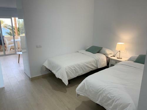 White And Quiet! Refurbished Seaview Apartment