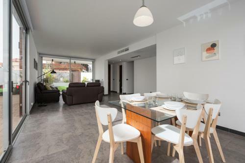 Modern 2br Villa Private Pool And Parking