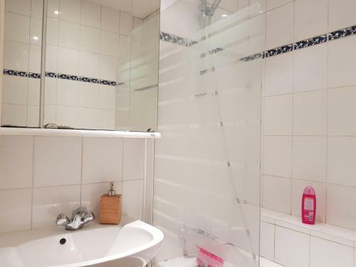 Room With A Private Bathroom In Eu District