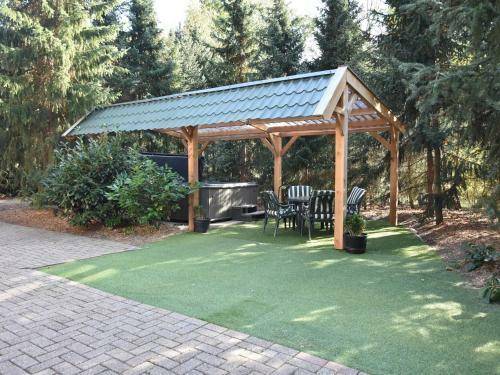 Upbeat Holiday Home In Reutum With Jacuzzi