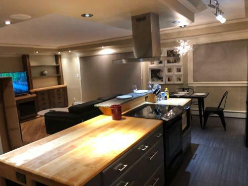 Apartamento Luxury One Bed/bath Condo W/ Parking On Whyte Ave