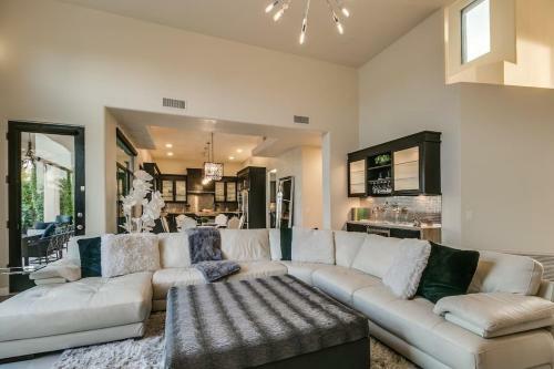 Luxury Contemporary Sanctuary W Pool And Views