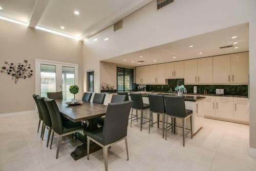 Luxe 4 Bdrm Wpool And Spa On Golf Course Lot