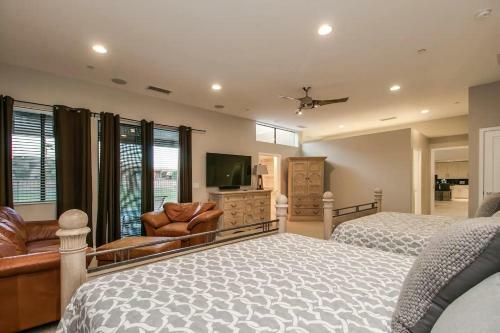 Luxe 4 Bdrm Wpool And Spa On Golf Course Lot