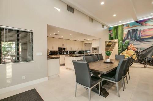 Luxe 4 Bdrm Wpool And Spa On Golf Course Lot