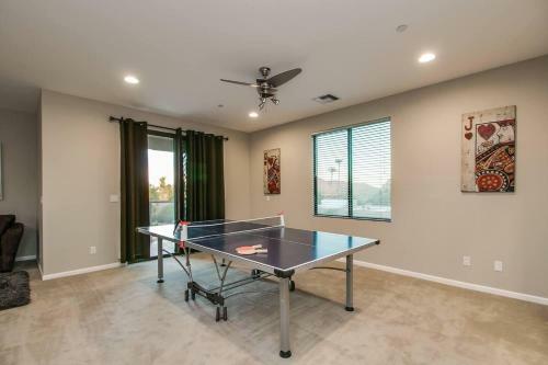 Luxe 4 Bdrm Wpool And Spa On Golf Course Lot