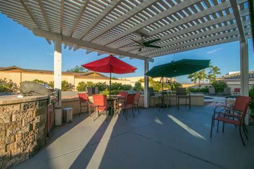 Spectacular Hilltop Home Wresort Like Backyard