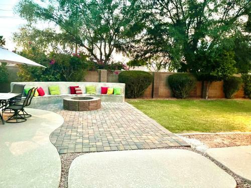 Resort Style Desert Oasis, Pool, Golf, Billiards & Ping Pong