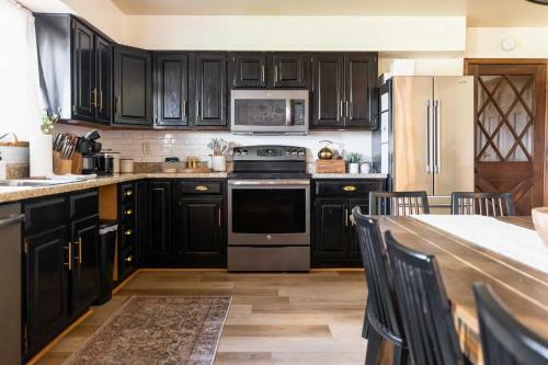 Whispering Hollow Lodge On Greer Main St!