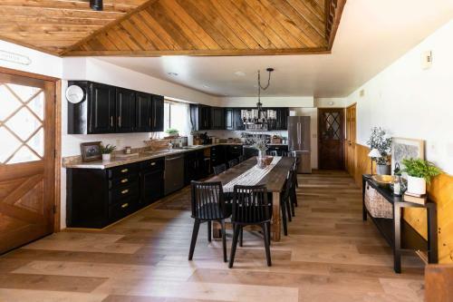 Whispering Hollow Lodge On Greer Main St!
