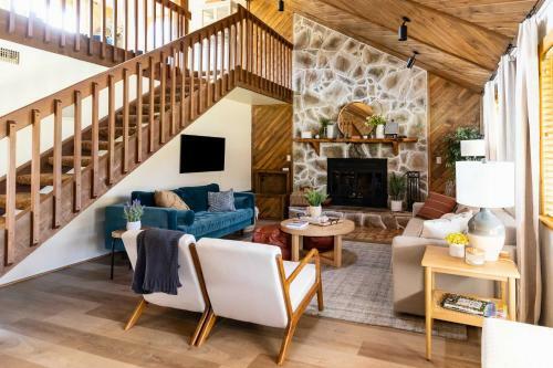 Whispering Hollow Lodge On Greer Main St!