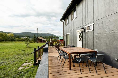 Whispering Hollow Lodge On Greer Main St!