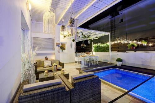 Sunnyvillascyprus: Modern 3br Villa /w Pool