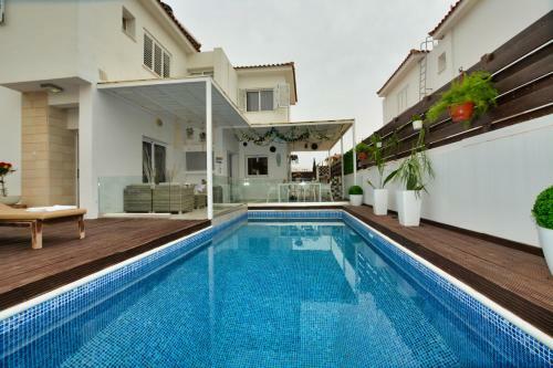 Sunnyvillascyprus: Modern 3br Villa /w Pool
