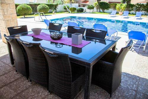 6 Bdr Villa With Tennis Court