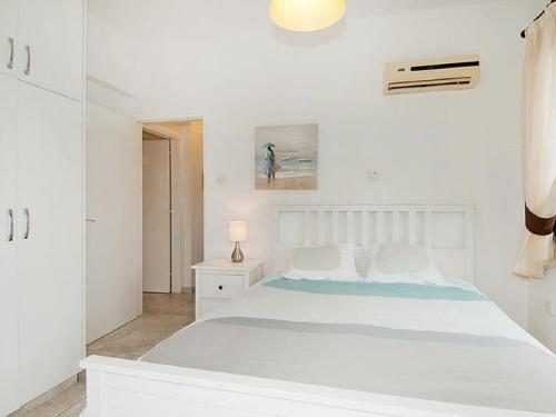 Beautiful 2 Bedroom Apartment At Premium Location.