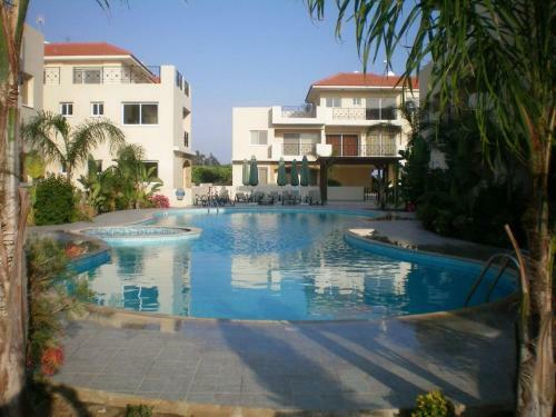 Excellent 2 Bed Apartment With Pool View, AC & Gym!