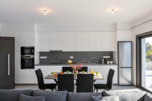 Villa Andre, Walking Distance To Coral Bay