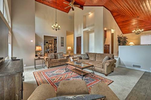 Pinetop Cabin With Fireplace, About 1 Mi To Golf!