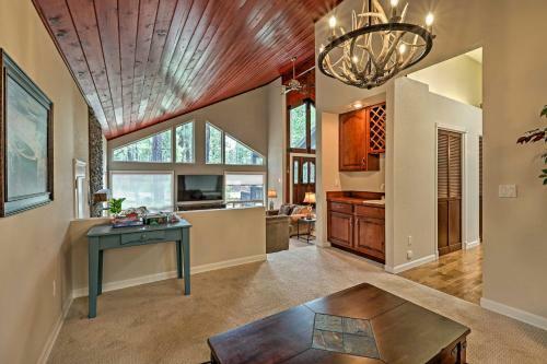 Pinetop Cabin With Fireplace, About 1 Mi To Golf!