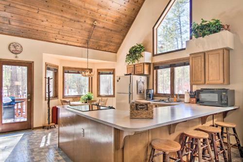 Cheery Family Cabin With Fire Pit And Fenced Yard
